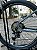 BICICLETA MTB ARO (29) OGGI FLOAT 5.0 SHIMANO ESSA 8 VELOCIDADES FREIO DISC HIDRÁULICO TAMANHO 15 (P) COR  GRAF/PTO/NEON - Imagem 6
