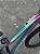 BICICLETA MTB ARO (29) OGGI FLOAT 5.0 SHIMANO ESSA 8 VELOCIDADES FREIO DISC HIDRÁULICO TAMANHO 15 (P) COR GRAF/ROSA/AZUL - Imagem 7