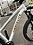 BICICLETA MTB FREERIDE ARO (26) ABSOLUTE BRUTUS KIT SINGLE (S/MARCHA) FREIO DISC HIDRÁULICO SHIMANO MT200 COR BRANCA - Imagem 3