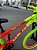 BICICLETA MTB FREERIDE ARO (26) VELOOH RIDE CAMBIO 7 VELOCIDADES (1X7) FREIO DISC MECÂNICO COR LARANJA/VERDE NEON - Imagem 4