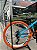 BICICLETA MTB FREERIDE ARO (26) VIKINGX TUFF-25 CAMBIO 7 VELOCIDADES (1X7) FREIO DISC MECÂNICO COR AZUL/LARANJA/BRANCO - Imagem 4