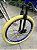 BICICLETA MTB FREERIDE ARO (26) RAVA CAMBIO 7 VELOCIDADES (1X7) FREIO DISCO MECÂNICO COR AZUL/BRANCO/AMARELO - Imagem 4
