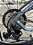BICICLETA MTB ARO (29) OGGI HACKER HDS SHIMANO ESSA 8V FREIO DISC HIDRÁULICO TAMANHO 17 (M) COR GRAF/AZUL/PTO - Imagem 2