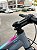 BICICLETA MTB ARO (29) OGGI FLOAT 5.0 SHIMANO ESSA 8 VELOCIDADES FREIO DISC HIDRÁULICO TAMANHO 15 (P) COR GRAF/ROSA/AZUL - Imagem 7