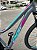 BICICLETA MTB ARO (29) OGGI FLOAT 5.0 SHIMANO ESSA 8 VELOCIDADES FREIO DISC HIDRÁULICO TAMANHO 15 (P) COR GRAF/ROSA/AZUL - Imagem 6