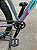 BICICLETA MTB ARO (29) OGGI FLOAT 5.0 SHIMANO ESSA 8 VELOCIDADES FREIO DISC HIDRÁULICO TAMANHO 15 (P) COR GRAF/ROSA/AZUL - Imagem 4