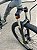 BICICLETA MTB ARO (29) OGGI HACKER HDS SHIMANO ESSA 8V FREIO DISC HIDRÁULICO TAMANHO 15 (P) COR GRAF/AMAR/PTO - Imagem 7