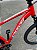 BICICLETA MTB ARO (29) OGGI HACKER HDS SHIMANO ESSA 8V FREIO DISC HIDRÁULICO TAMANHO 19 (G) COR VERMELHO/BRANCO/AZUL - Imagem 7