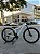 BICICLETA MTB ARO (29) ABSOLUTE HERA 21 VELOCIDADES FREIO A DISCO MECÂNICO TAMANHO 15 (P) COR BRANCO/ROSA/AZUL - Imagem 1