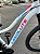 BICICLETA MTB ARO (29) ABSOLUTE HERA 21 VELOCIDADES FREIO A DISCO MECÂNICO TAMANHO 15 (P) COR BRANCO/ROSA/AZUL - Imagem 6