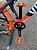 BICICLETA MTB FREERIDE ARO (26) VIKINGX TUFF-25 KIT 7 VELOCIDADES (1X7) FREIO A DISCO MECÂNICO COR ROXO/LARANJA - Imagem 3