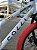 BICICLETA ARO (20) MTB COLLI GRAUZINHA 7 VELOCIDADES (1X7) FREIO A DISCO MECÂNICO COR BRANCA PNEU AZUL/VERMELHO - Imagem 5