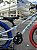 BICICLETA ARO (20) MTB COLLI GRAUZINHA 7 VELOCIDADES (1X7) FREIO A DISCO MECÂNICO COR BRANCA PNEU AZUL/VERMELHO - Imagem 4