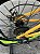 BICICLETA ARO (20) MTB COLLI GRAUZINHA 7 VELOCIDADES (1X7) FREIO A DISCO MECÂNICO COR AMARELO PNEU VERDE NEON - Imagem 2