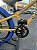 BICICLETA ARO (20) MTB COLLI GRAUZINHA 7 VELOCIDADES (1X7) FREIO A DISCO MECÂNICO COR AMARELO PNEU AZUL - Imagem 3