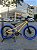 BICICLETA ARO (20) MTB COLLI GRAUZINHA 7 VELOCIDADES (1X7) FREIO A DISCO MECÂNICO COR AMARELO PNEU AZUL - Imagem 1