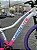 BICICLETA MTB ARO (29) ABSOLUTE HERA 7 VELOCIDADES (1X7) FREIO A DISCO MECÂNICO TAMANHO 15 (P) COR BRANCO/ROSA/ROXO - Imagem 4