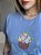 T-SHIRT UM POUCO DE FLOR NO SEU DIA C/APLICAÇÃO - AZUL DENIM - Imagem 2