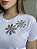 T-SHIRT FLORES NO OMBRO C/APLICAÇÃO - BRANCO - Imagem 2