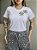 T-SHIRT FLORES NO OMBRO C/APLICAÇÃO - BRANCO - Imagem 4