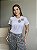 T-SHIRT FLORES NO OMBRO C/APLICAÇÃO - BRANCO - Imagem 1