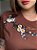 T-SHIRT FLORAL LATERAL FLORESÇA C/APLICAÇÃO - MARROM - Imagem 2