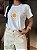 T-SHIRT DTF TODO EXTRAORDINÁRIO COMEÇOU COM UM DIA COMUM - OFF WHITE - Imagem 3