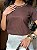 T-SHIRT PEROLAS NA GOLA - MARROM EXPRESSO - Imagem 2