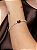 Pulseira riviera cravejada de zircônia cristal com detalhe zircônia granada banho de ouro 18k - Imagem 2