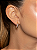 Brinco de argola liso com detalhes em zircônia cristal banho de ouro 18k - Imagem 2