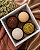 Caixa Dia da Secretária com 4 Brigadeiros | Presente Corporativo Premium - Imagem 4