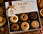 Charmm Chocolates – Seleção Mini Donuts D’Oro | Caixa Premium Junina com 6 Sabores - Imagem 1