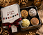 Charmm Chocolates – Latinha Arraiá D’Oro | Seleção Premium com 4 Brigadeiros Gourmet - Imagem 1