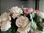 Arranjo de rosas em vaso de latão - Imagem 4