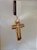 PINGENTE MASCULINO FOLHEADO A OURO FORMATO CRUZ COM DETALHES TRABALHADOS. MED 3,5CM ROMMANEL 541578 - Imagem 6