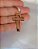 PINGENTE MASCULINO FOLHEADO A OURO FORMATO CRUZ COM DETALHES TRABALHADOS. MED 3,5CM ROMMANEL 541578 - Imagem 5