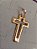 PINGENTE MASCULINO FOLHEADO A OURO FORMATO CRUZ COM DETALHES TRABALHADOS. MED 3,5CM ROMMANEL 541578 - Imagem 3
