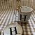 Caneca de Porcelana Schmidt Personalizada com Monograma Preto (A-Z) e Detalhes em Ouro – To Home Decoração - Imagem 11