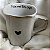 Caneca de Porcelana com Coração Preto, Frase Escrita à Mão e Detalhes em Ouro – 150ml | To Home Decoração - Imagem 2