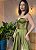 VESTIDO LONGO ZIBELINE TOMARA QUE CAIA CORPETE DRAPEADO DETALHE PROXIMO AO BUSTO DE TULE VERDE OLIVA PROM - Imagem 1