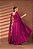 VESTIDO LONGO PRADA COM ELASTANO MANGA CAPA COM FIVELA NA CINTURA FUCSIA - Imagem 2
