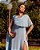 VESTIDO LONGO CHIFON OMBRO SO VERSALIS COM FLOR PHIZE AZUL SERENITY - Imagem 2