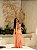 VESTIDO LONGO CHIFFON COM ECHARPE DETALHE PEPLUM COM CAMADAS CORAL - Imagem 3