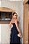 VESTIDO LONGO CHIFFON DRAPEADO CENTRAL NO BUSTO SAIA FLUIDA COM CAMADAS ASSIMÉTRICAS AZUL MARINHO - Imagem 3