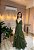VESTIDO LONGO MICROTULE DECOTE V E CAMADAS FLUIDAS ELEGANTES VERDE OLIVA - Imagem 1