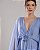 VESTIDO LONGO CREPE DE DECOTE V COM FLOR REMOVÍVEL DECOTE COSTAS COM AMARRAÇÃO AZUL SERENITY - Imagem 2
