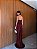 VESTIDO LONGO CREPE DE SEDA DECOTE CÔNCAVO DETALHE BABADO PLISSADO VERTICAL MARSALA - Imagem 2
