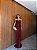 VESTIDO LONGO CREPE DE SEDA DECOTE CÔNCAVO DETALHE BABADO PLISSADO VERTICAL MARSALA - Imagem 1