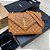 BOLSA SAINT LAURENT ENVELOPE MATELASSE EM COURO CAVIAR CAMEL - Imagem 2