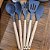 Jogo 6 Utensílios Cozinha Silicone Cinza Cabo Madeira Prime 30cm - Monaliza - Imagem 2